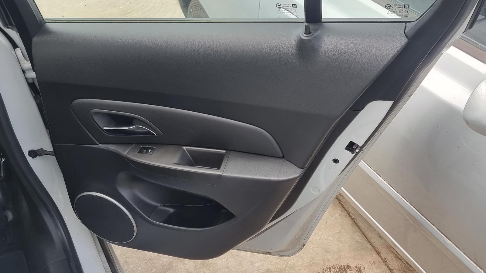 Holden Cruze Jg Jh Inner Right Rear Door Handle Mmm