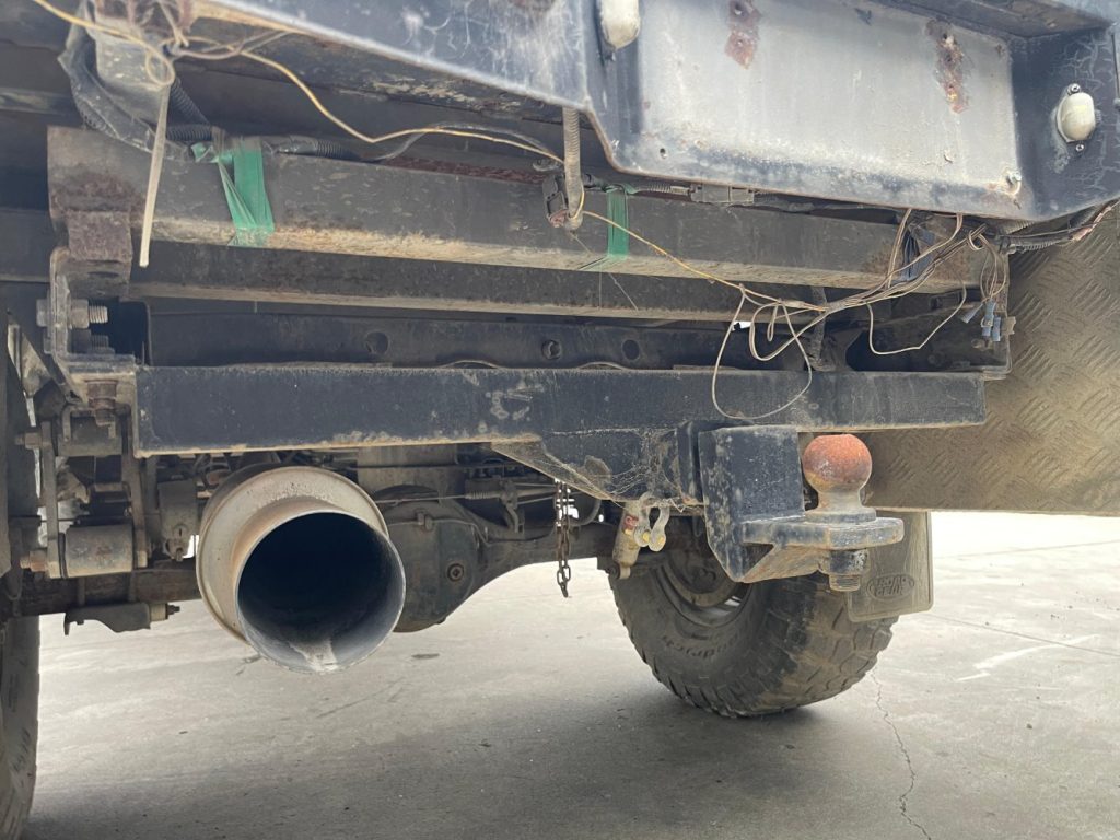 Car Wreckers - Nissan Navara 1997 White Manual Diesel