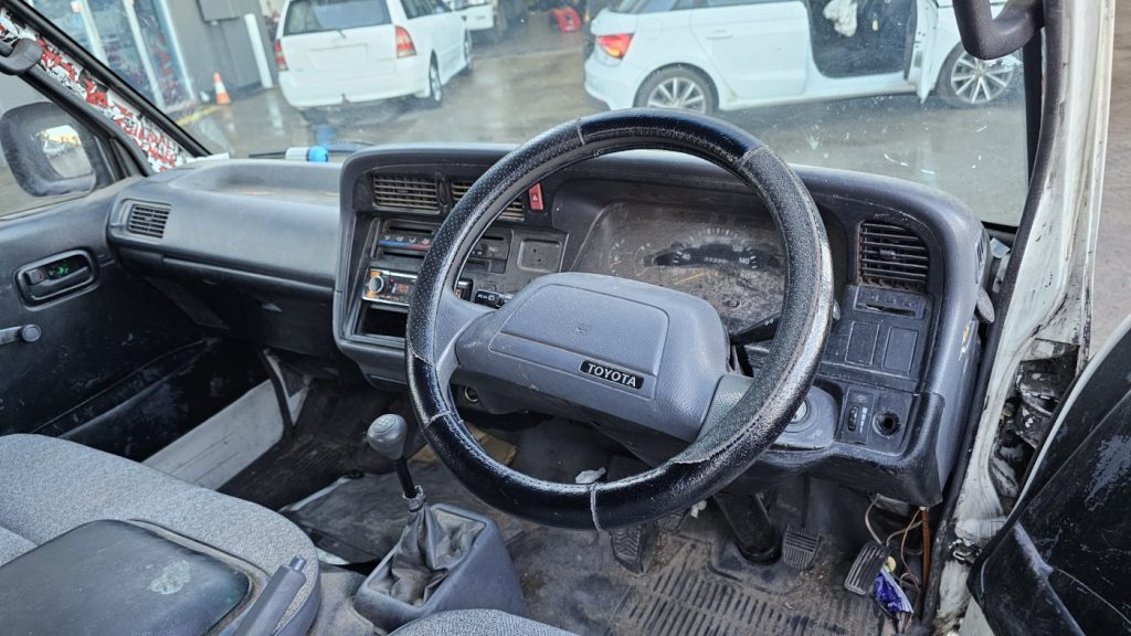 Car Wreckers - Toyota Hiace 1997 White Auto Petrol