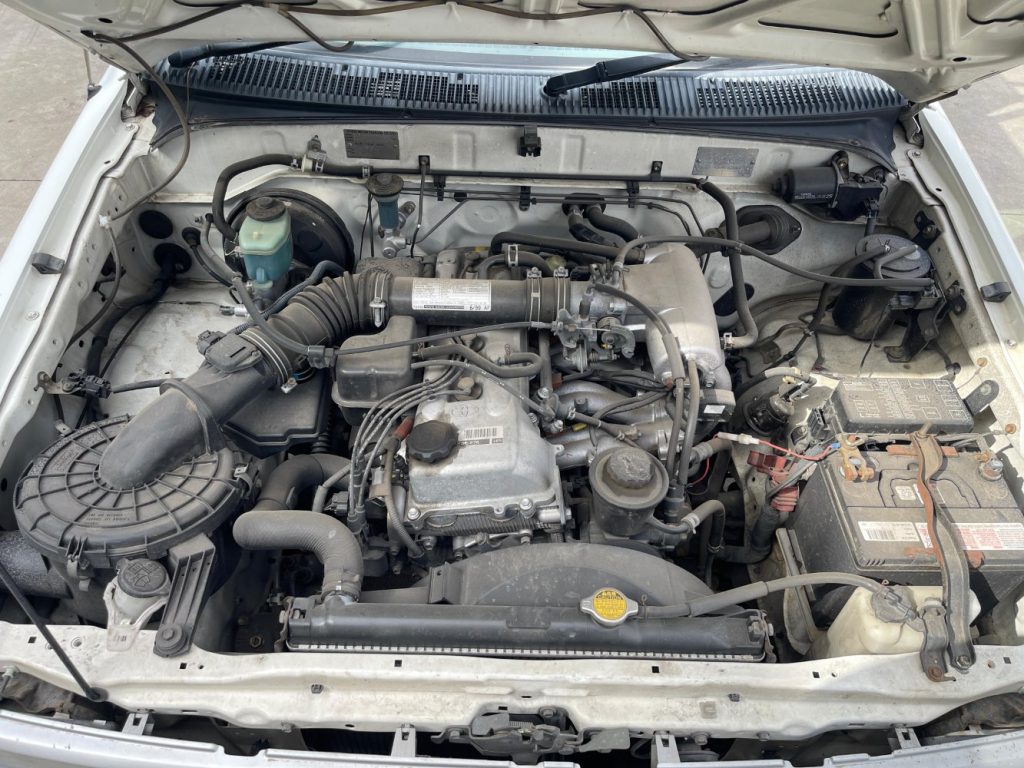 Car Wreckers - Toyota Hilux 1999 White Manual Manual