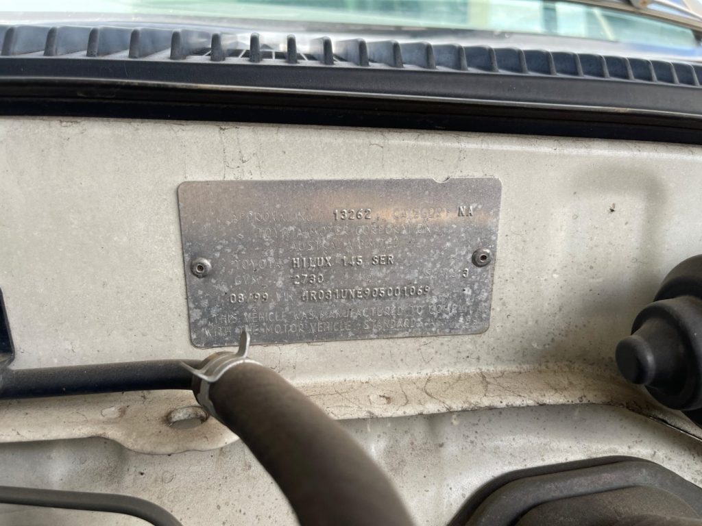 Car Wreckers - Toyota Hilux 1999 White Manual Manual