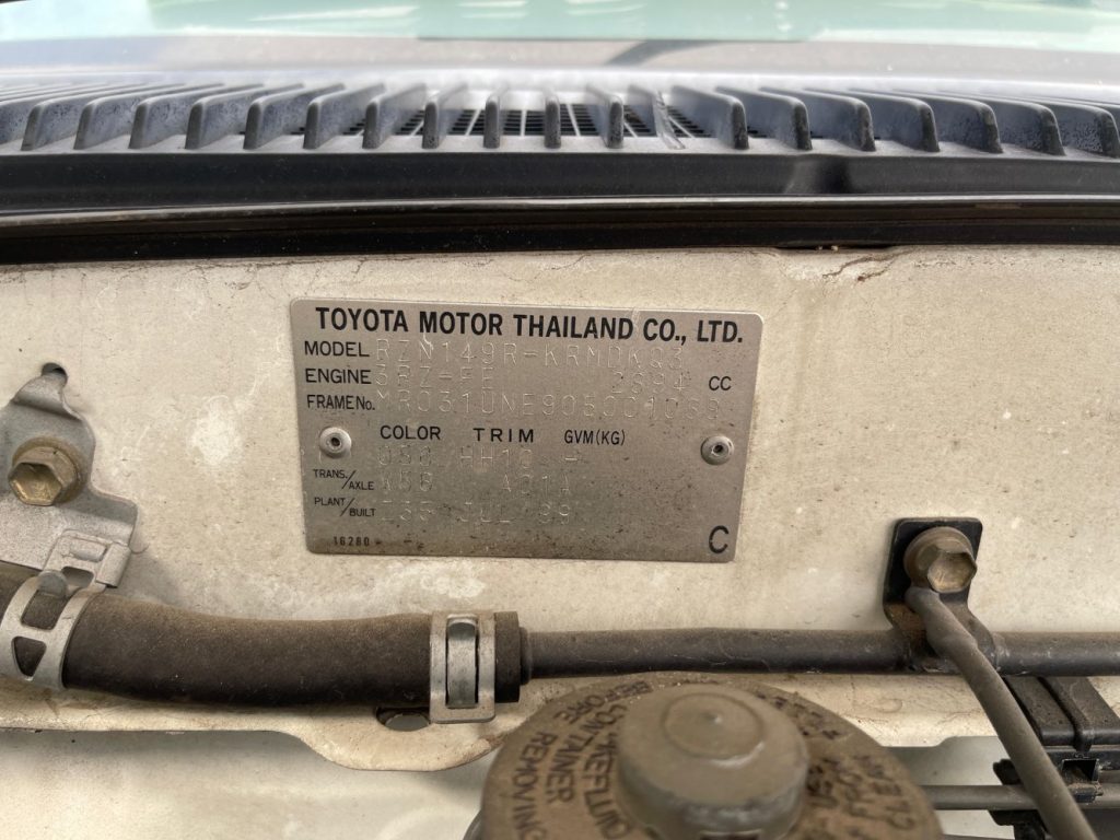 Car Wreckers - Toyota Hilux 1999 White Manual Manual