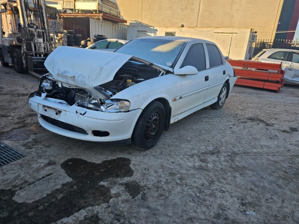 Car Wreckers - Holden Ventra 2000 White Auto Petrol
