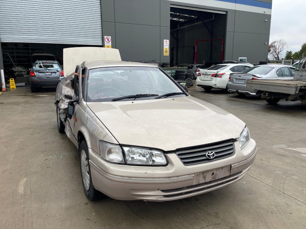 Car Wreckers - Toyota Camry 2000 Gold Auto