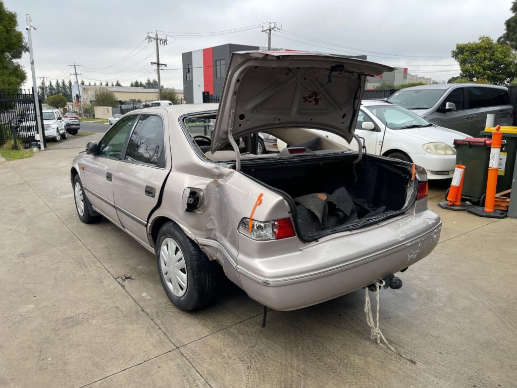 Car Wreckers - Toyota Camry 2000 Gold Auto