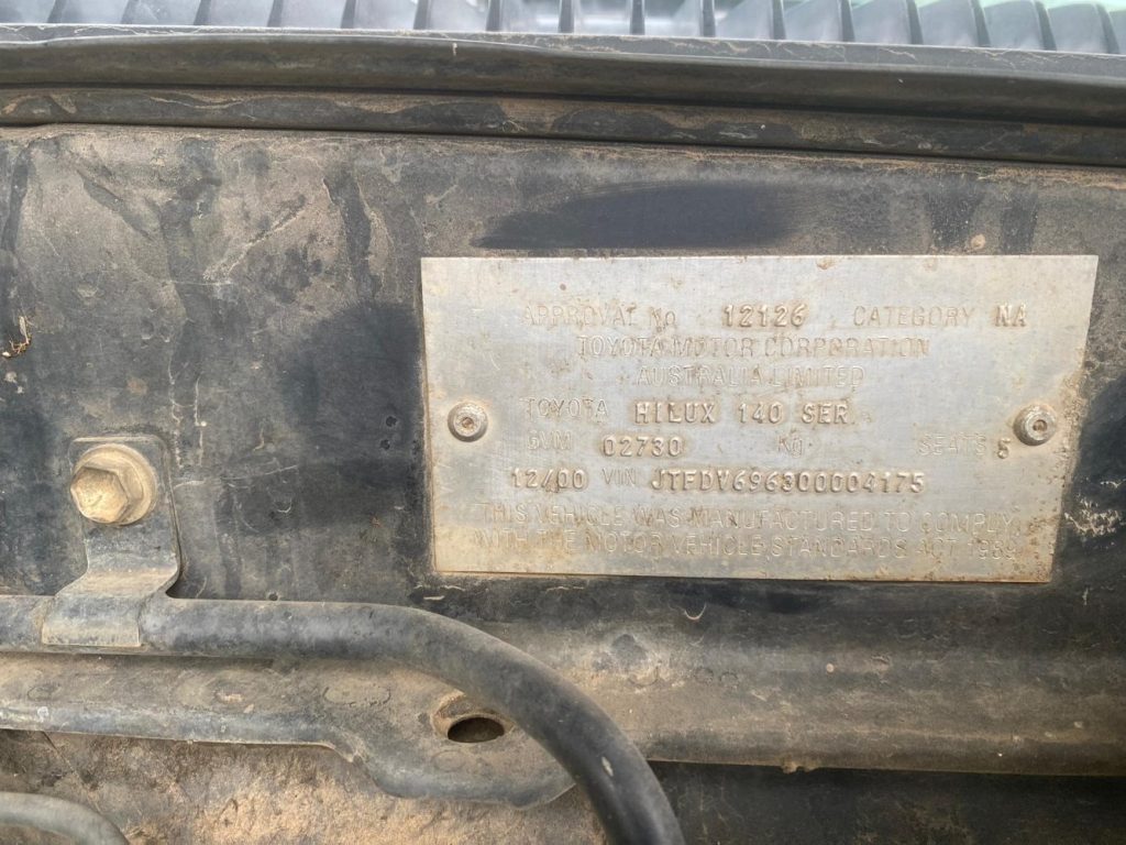 Car Wreckers - Toyota Hilux 2000 Green Manual Petrol
