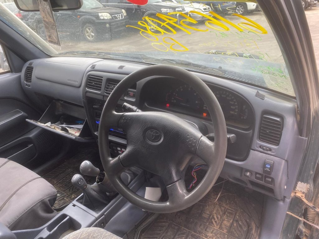 Car Wreckers - Toyota Hilux 2000 Green Manual Petrol