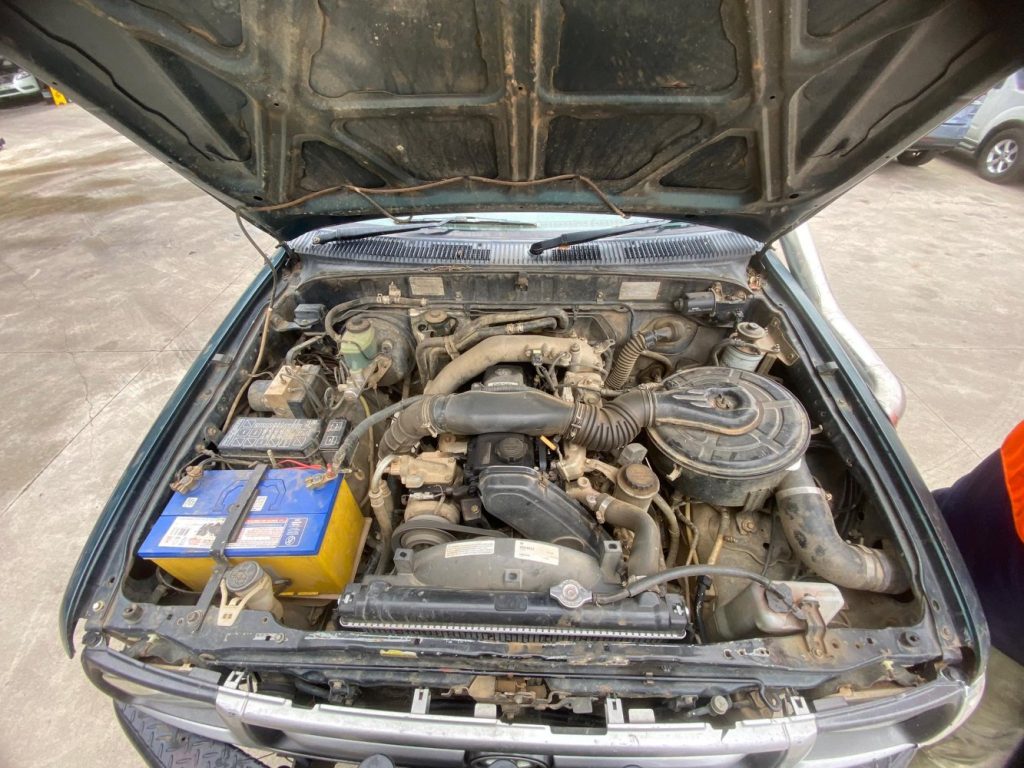 Car Wreckers - Toyota Hilux 2000 Green Manual Petrol