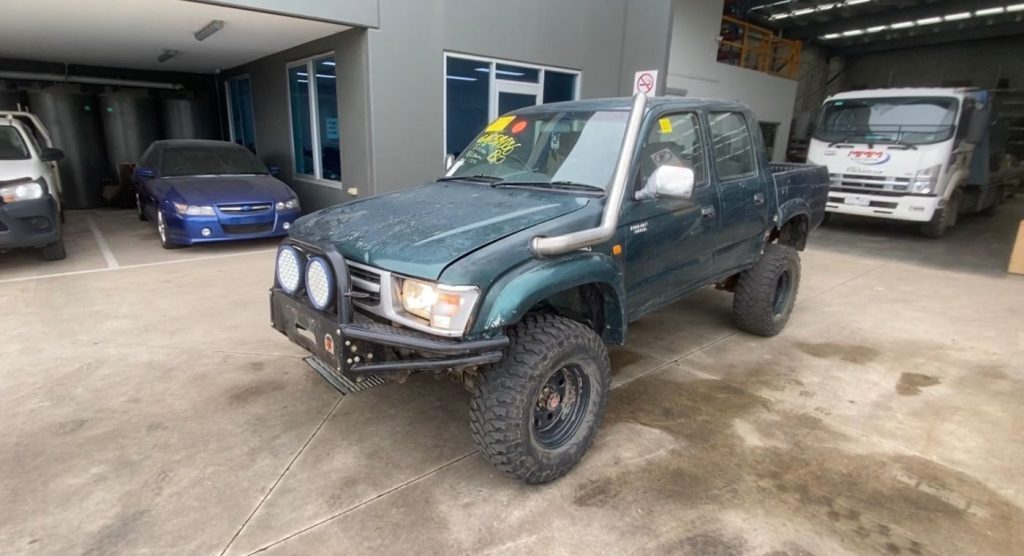 Car Wreckers - Toyota Hilux 2000 Green Manual Petrol