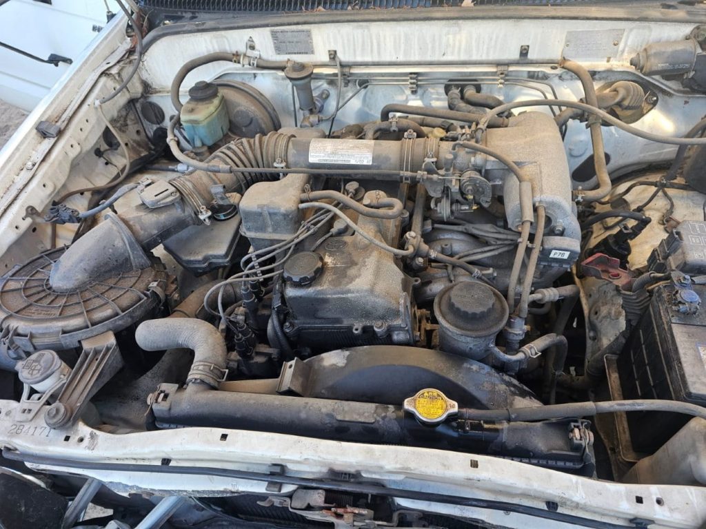 Car Wreckers - Toyota Hilux 2002 White Manual Petrol