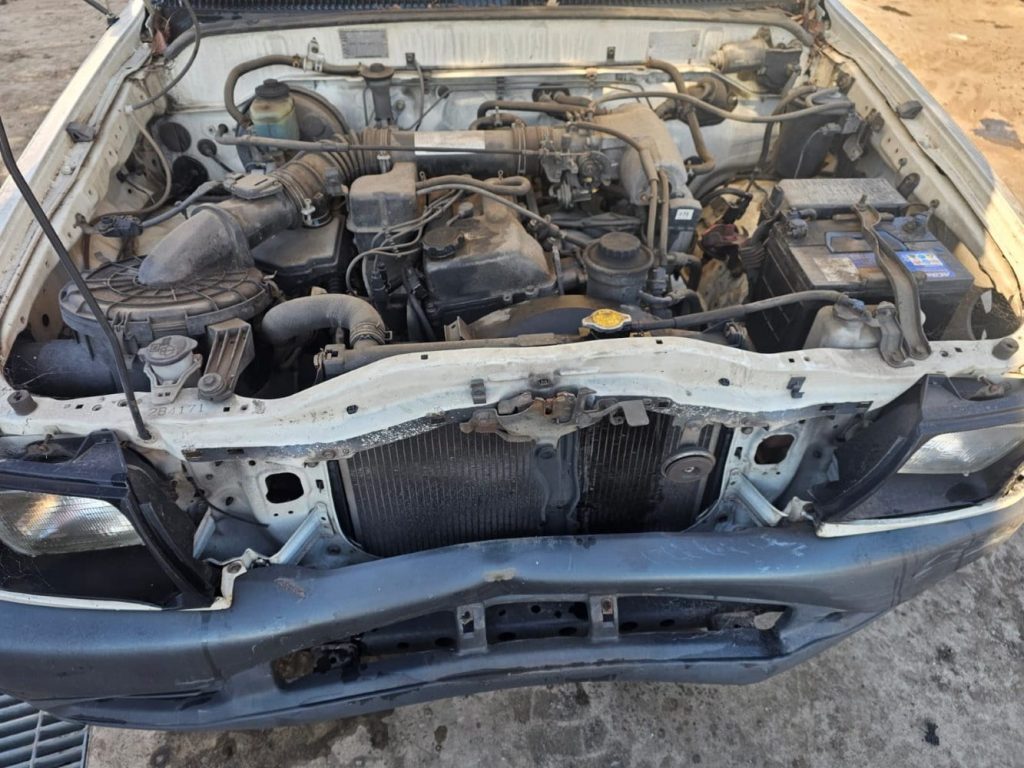 Car Wreckers - Toyota Hilux 2002 White Manual Petrol