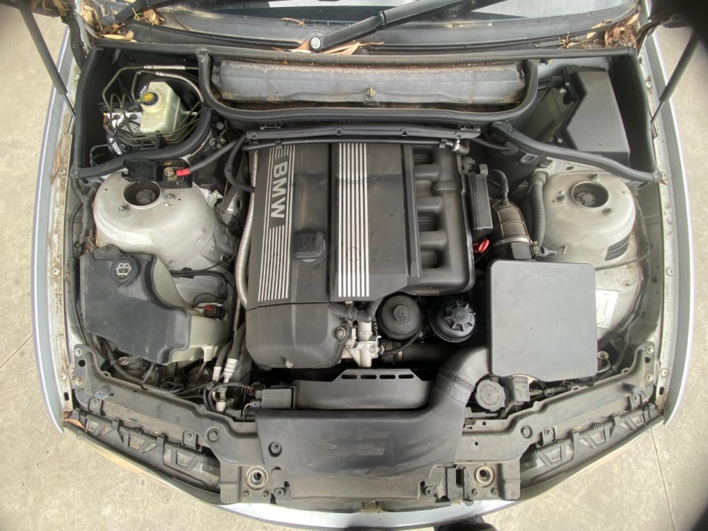 Car Wreckers - BMW 320i 2004 Silver Auto Petrol