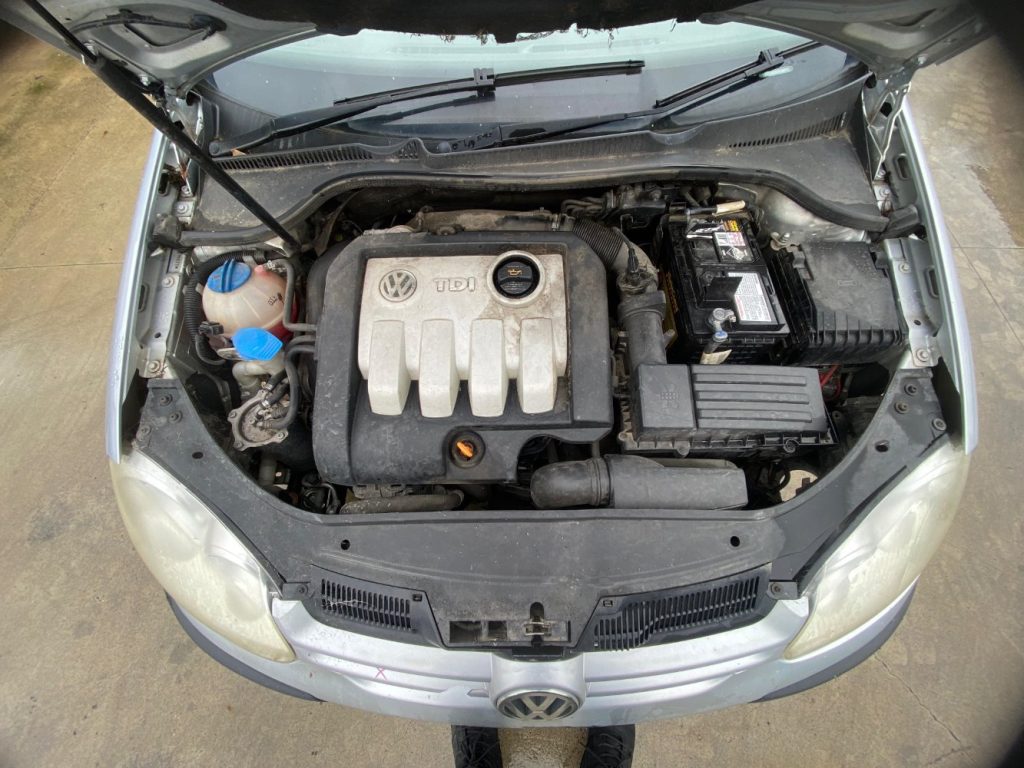 Car Wreckers - Volkswagen Golf 2005 Silver Manual Diesel