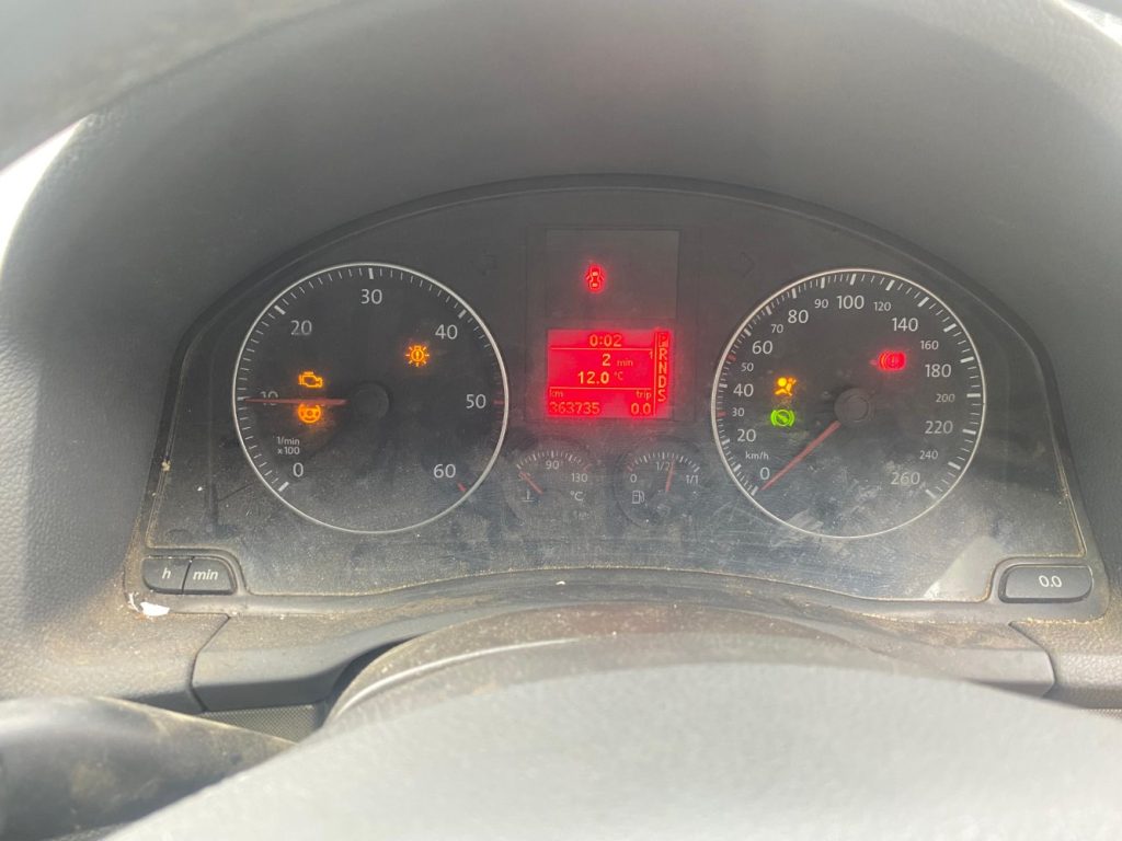 Car Wreckers - Volkswagen Golf 2005 Silver Manual Diesel