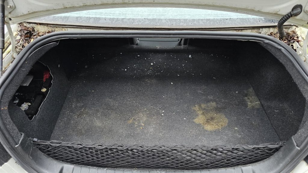 Car Wreckers - Holden Calais 2006 White Auto Petrol