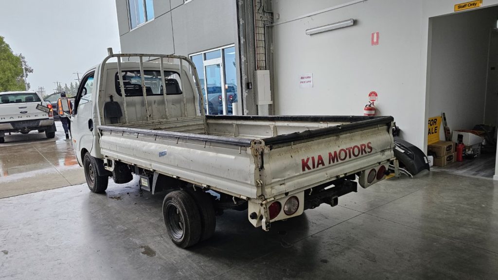 Car Wreckers - Kia K2700 2006 White Manual Diesel