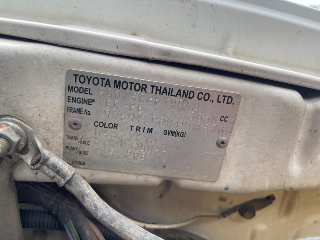 Car Wreckers - Toyota Hilux 2006 White Manual