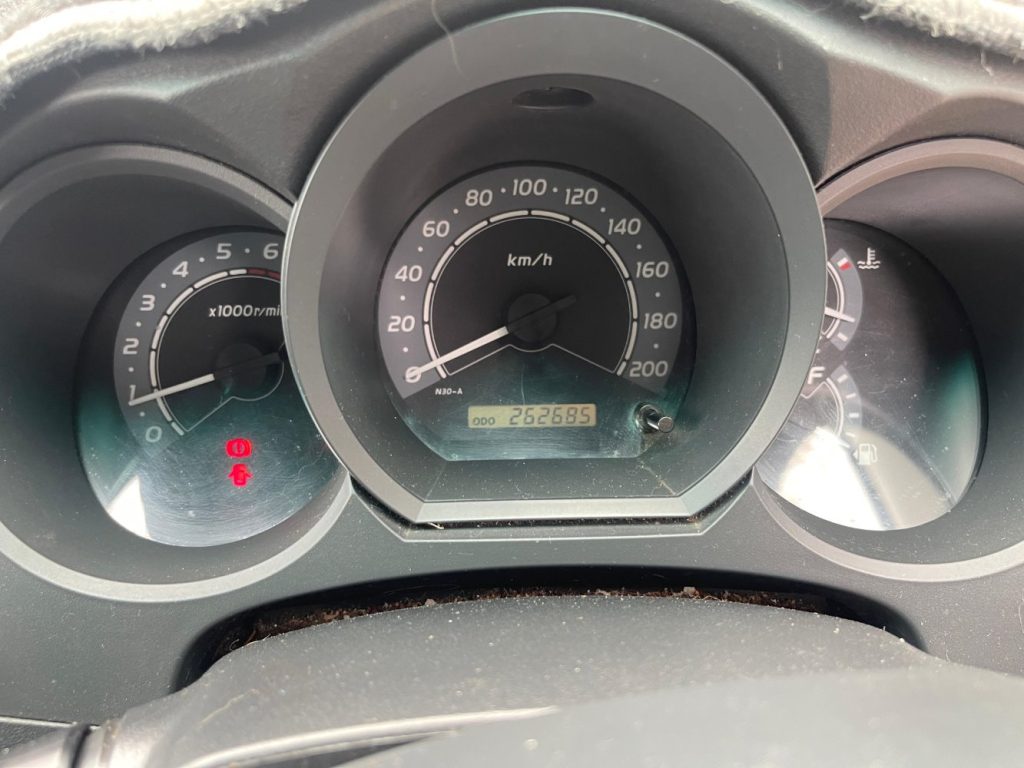 Car Wreckers - Toyota Hilux 2006 White Manual