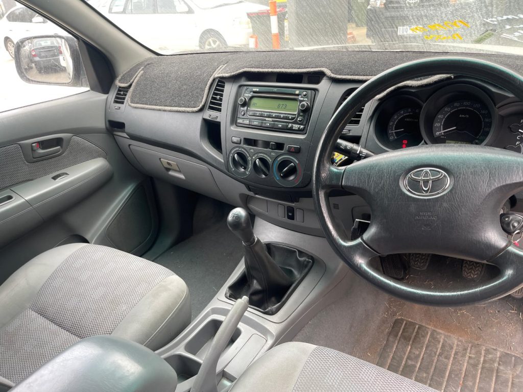 Car Wreckers - Toyota Hilux 2006 White Manual