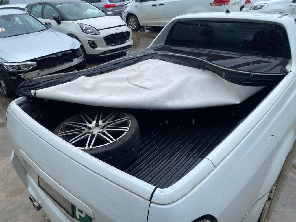 Car Wreckers - Holden Commodore 2009 White Auto