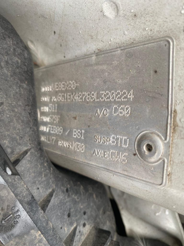 Car Wreckers - Holden Commodore 2009 White Auto