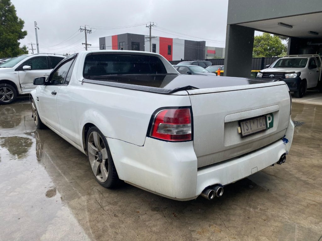Car Wreckers - Holden Commodore 2009 White Auto
