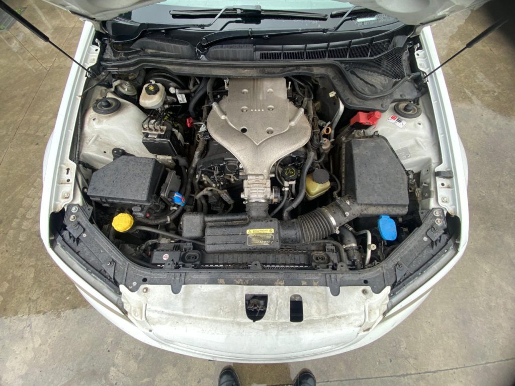 Car Wreckers - Holden Commodore 2009 White Auto