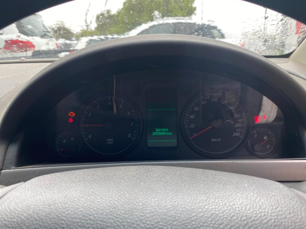 Car Wreckers - Holden Commodore 2009 White Auto