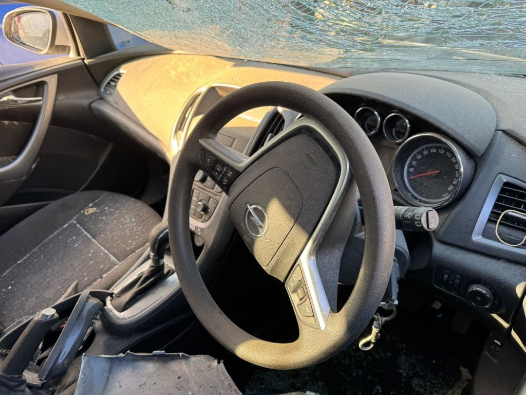 Car Wreckers - Opel Astra 2012 White Auto