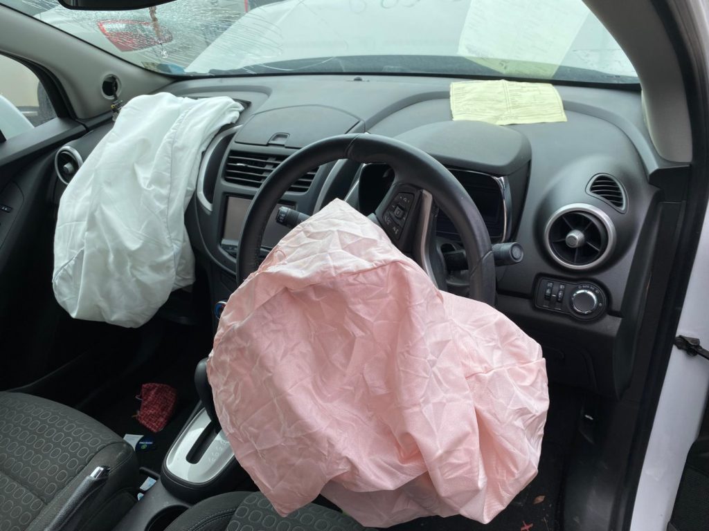 Car Wreckers - Holden Trax 2015 White Auto Petrol