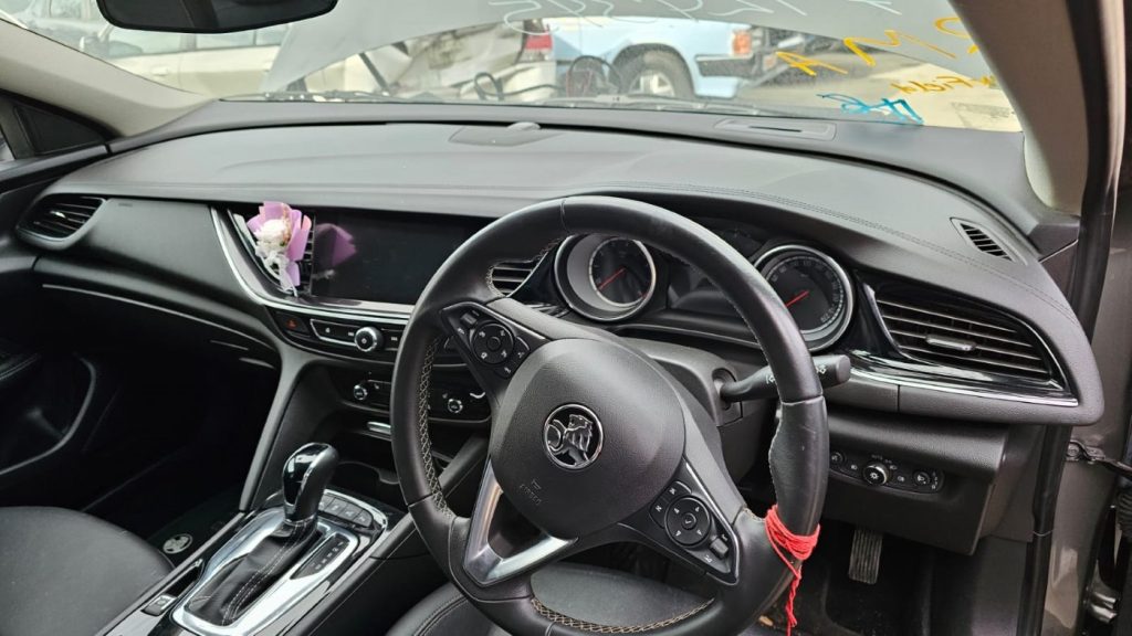 Car Wreckers - Holden Calais 2018 Grey Auto Petrol