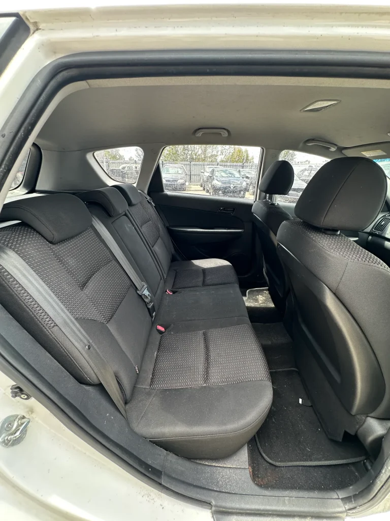 Hyundai i30cw 2010 White Auto Petrol