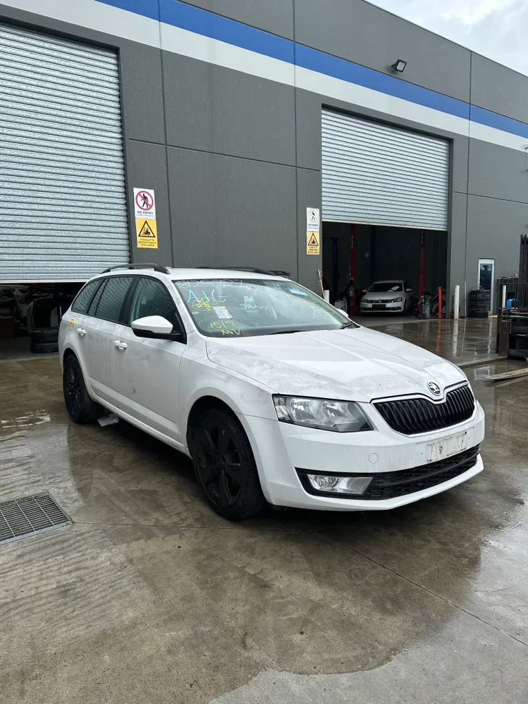 Skoda Octavia 2015 White Auto Petrol