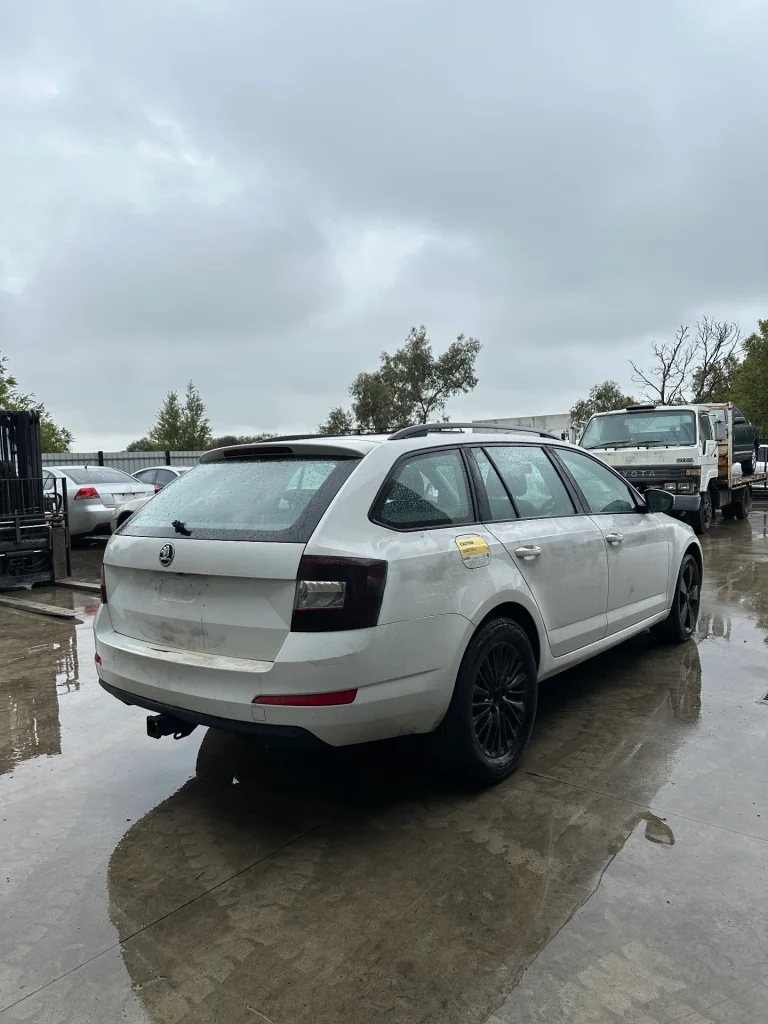 Skoda Octavia 2015 White Auto Petrol