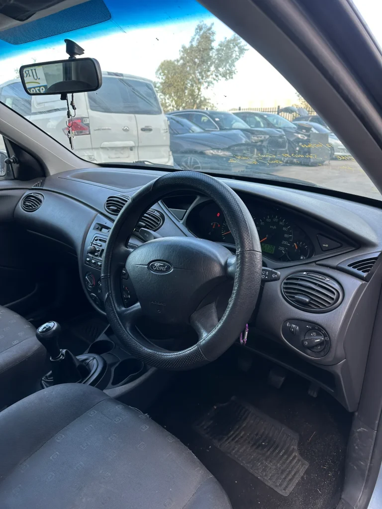 Ford Focus 2004 Silver Man Petrol
