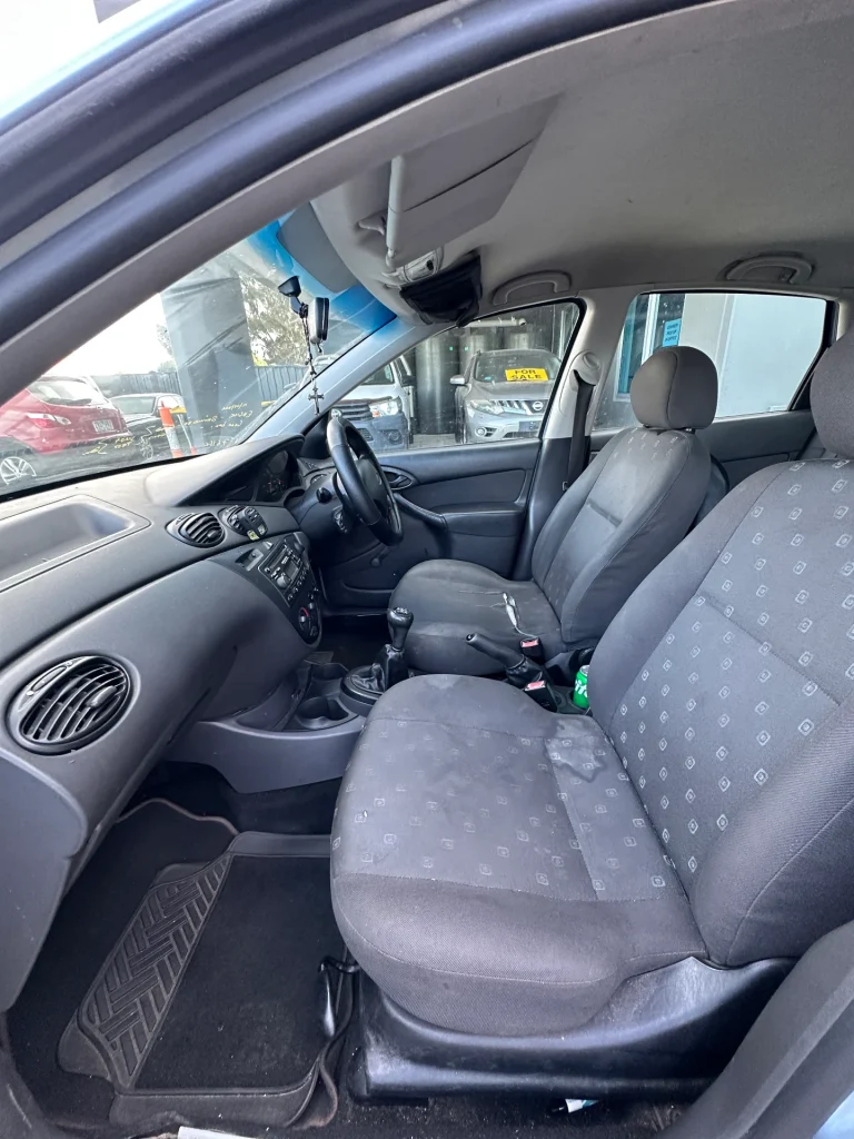 Ford Focus 2004 Silver Man Petrol