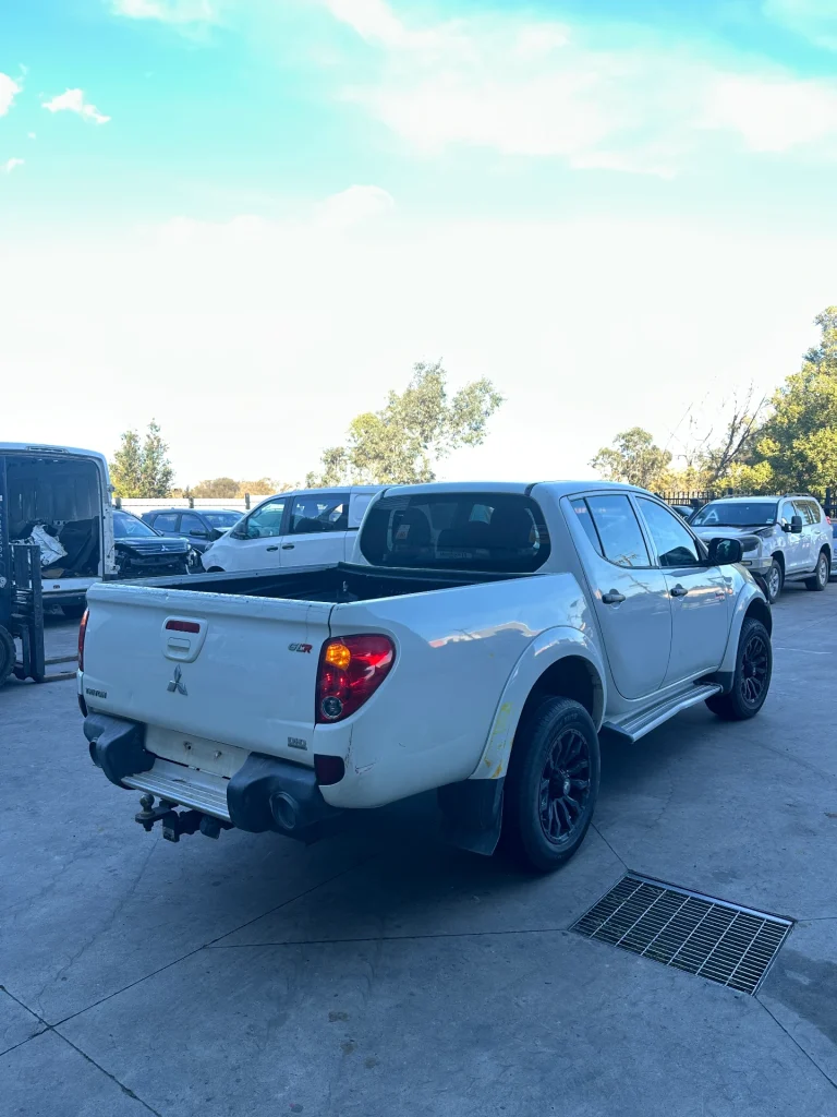 Mitsubishi Triton 2012 White Man Diesel
