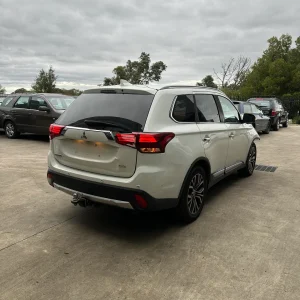 Mitsubishi Outlander 2017 White Auto Diesel