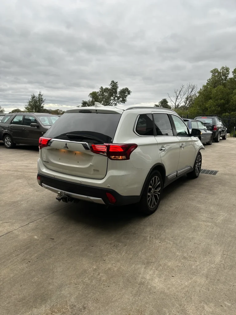 Mitsubishi Outlander 2017 White Auto Diesel