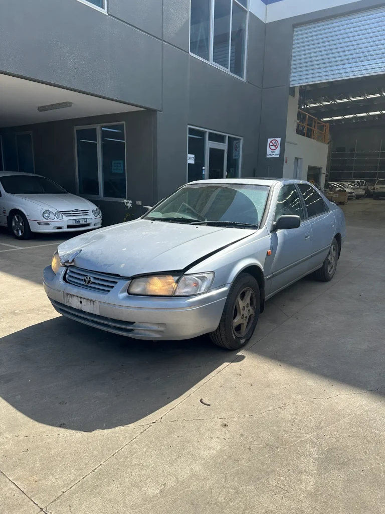 Toyota Camry 2000 Silver Man Petrol