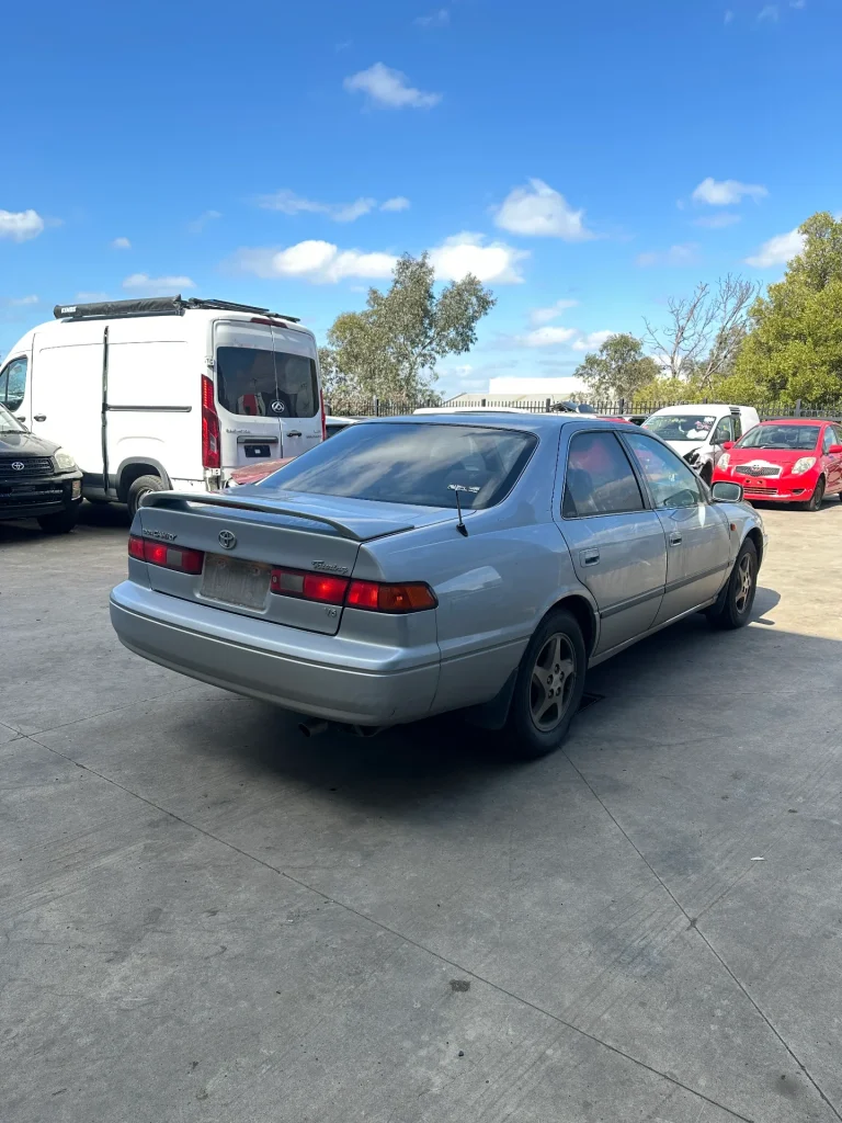 Toyota Camry 2000 Silver Man Petrol