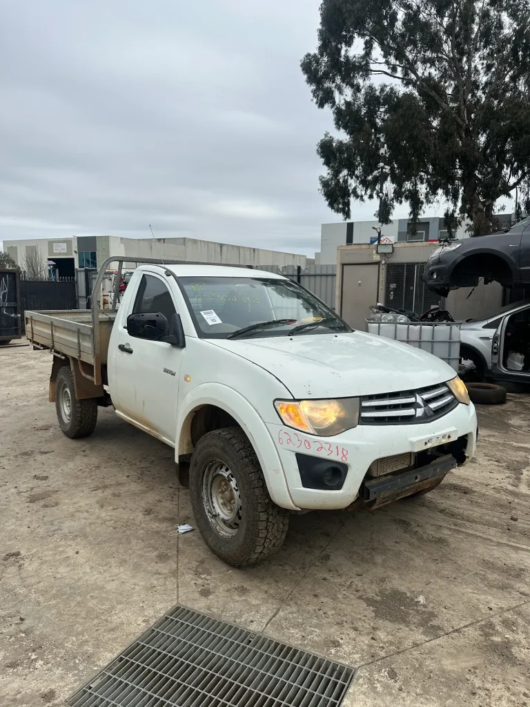 Mitsubishi Triton 2013 White Man Diesel