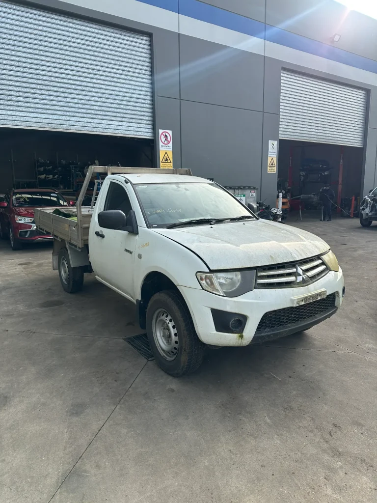 Mitsubishi Triton 2013 White Man Diesel