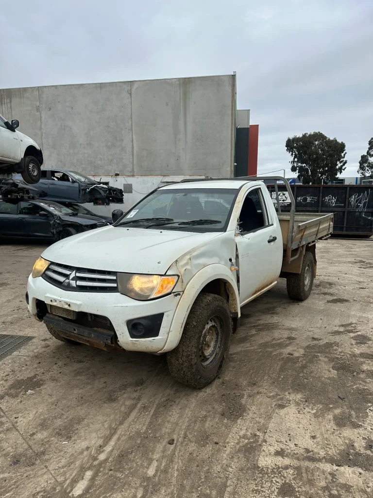 Mitsubishi Triton 2013 White Man Diesel