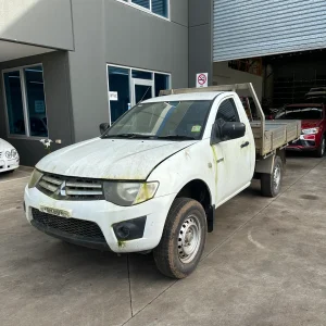 Mitsubishi Triton 2013 White Man Diesel