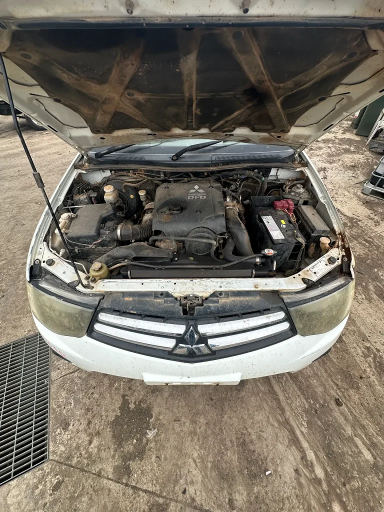 Mitsubishi Triton 2013 White Man Diesel