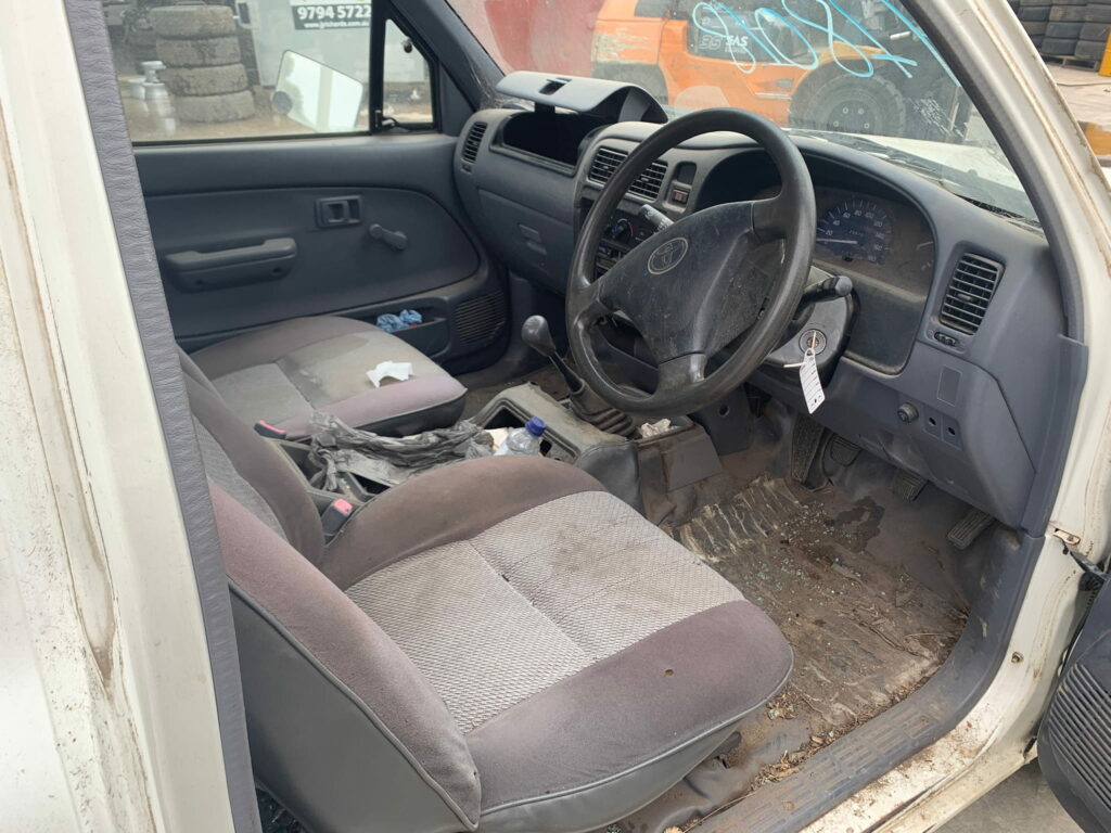 Car Wreckers - Toyota Hilux 2004