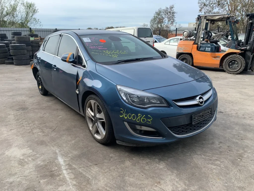 car wrecking - OPEL ASTRA 2013