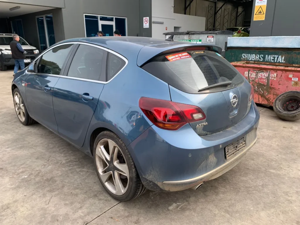 car wrecking - OPEL ASTRA 2013