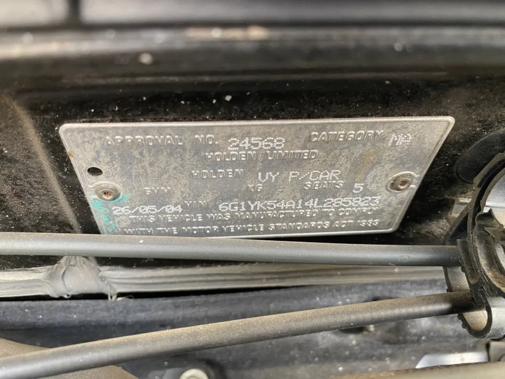 Car Wrecking - Holden Commodore 2004 White Auto Petrol